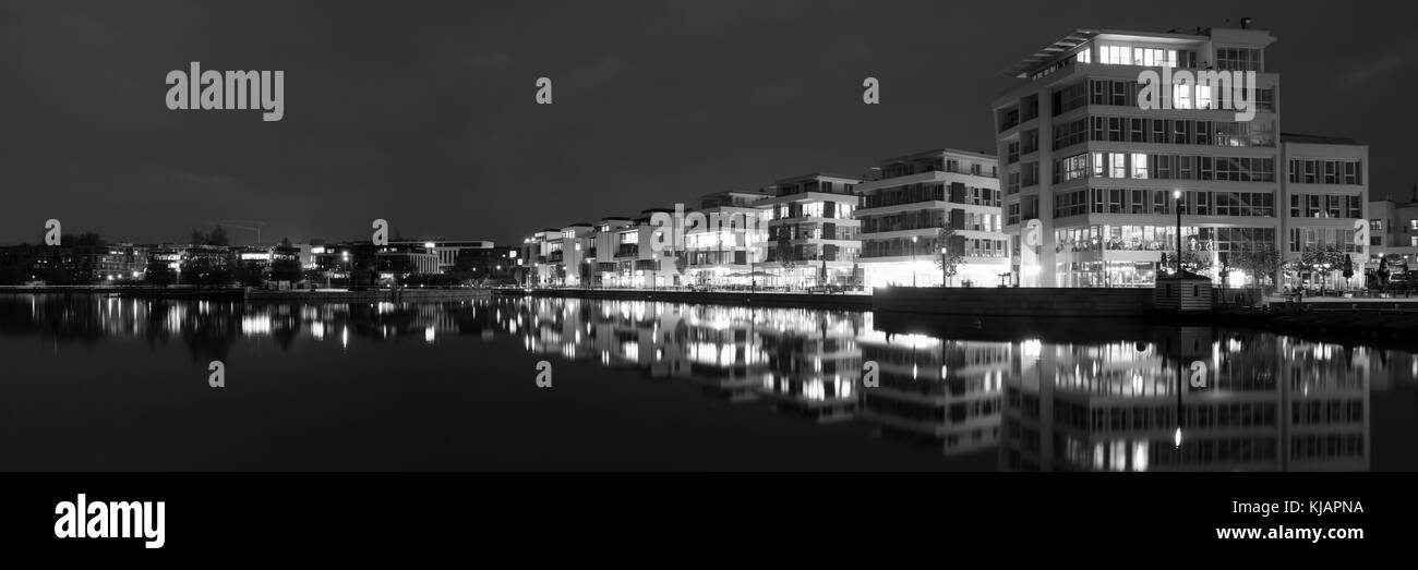 Moderne Büro am See Phoenix in der Nacht, Hoerde, Dortmund, Nordrhein - Westfalen, Deutschland, Europa Stockfoto