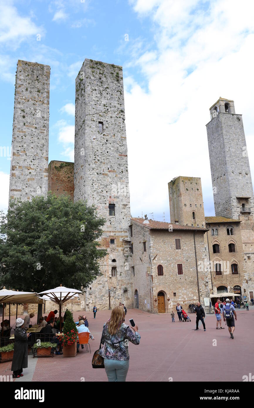Touristen im Zentrum von San Gimignano, Toskana, die die berühmten Türme besichtigen. Stockfoto