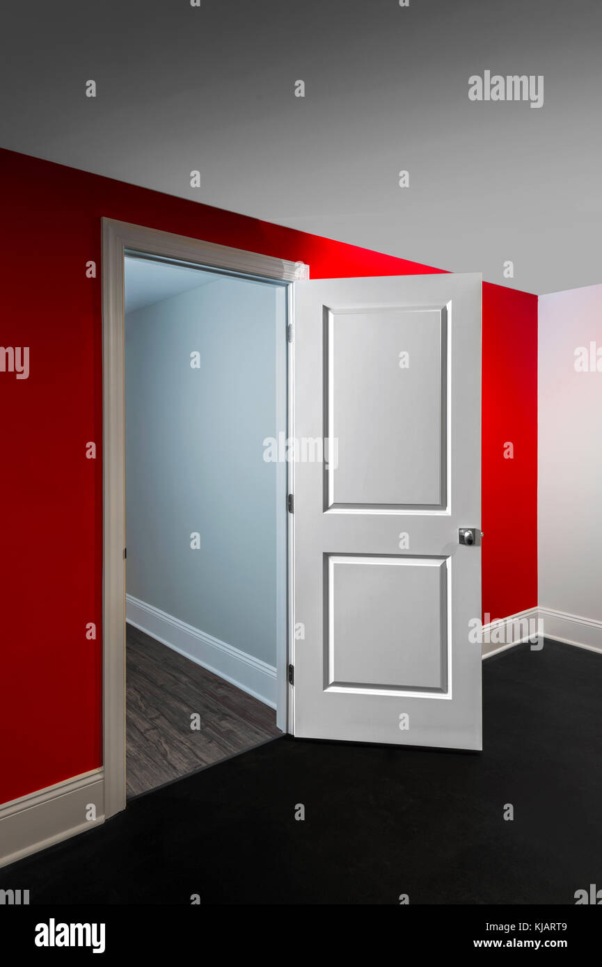 Öffnen Sie weiße Tür In abstrakten Zimmer Stockfoto