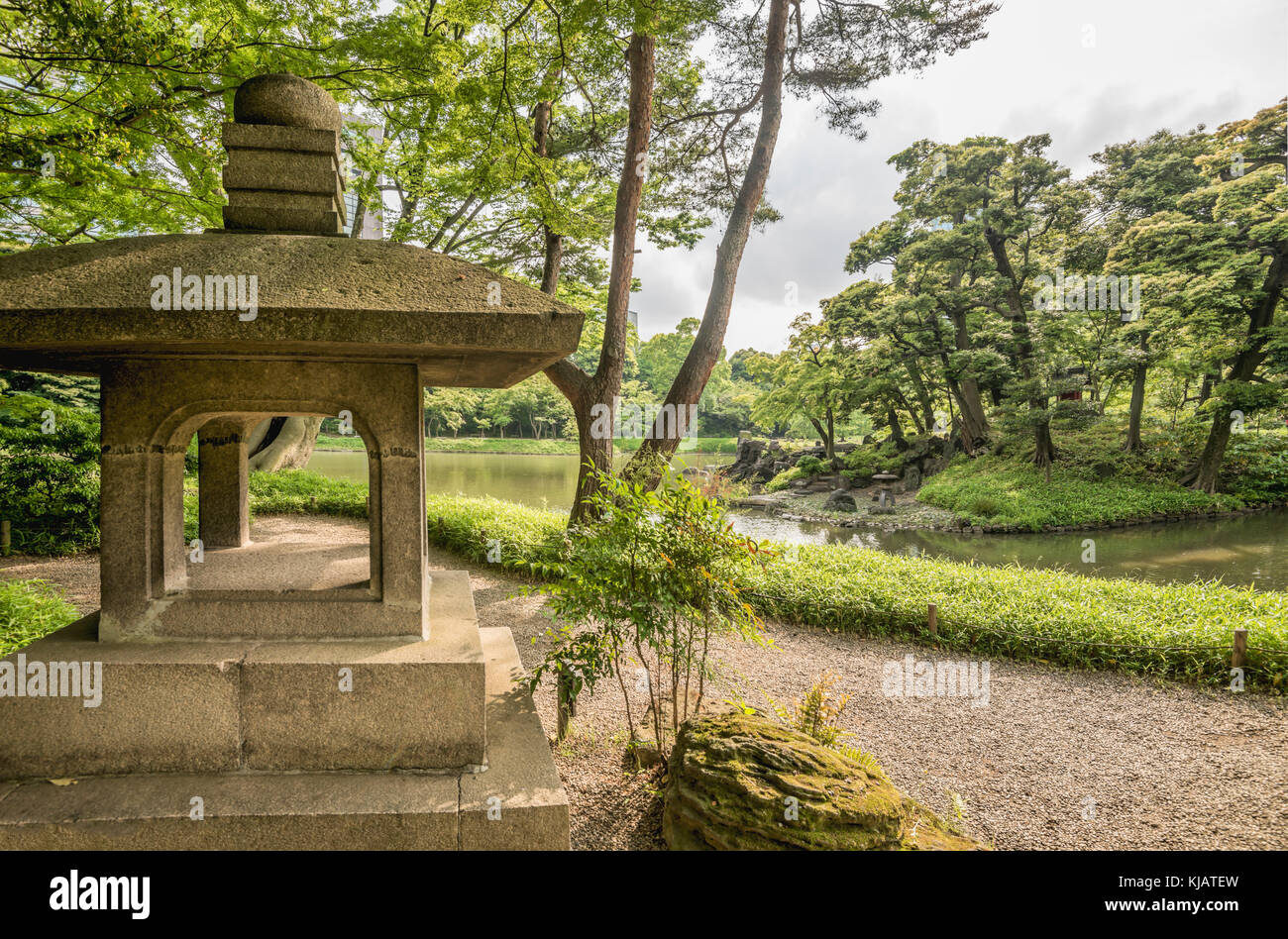 Steinlaterne in den Koishikawa Korakuen Gardens, Tokyo, Japan Stockfoto