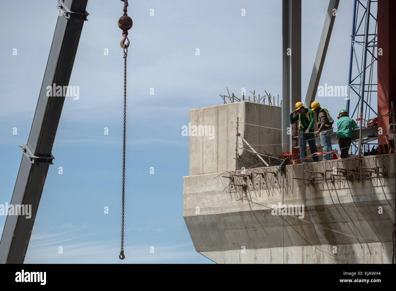 Industriearbeiter im Brückenbau. Trabajadores en construcción de puente. Foto: Roberto Carlos Sánchez @rosanchezphoto Stockfoto