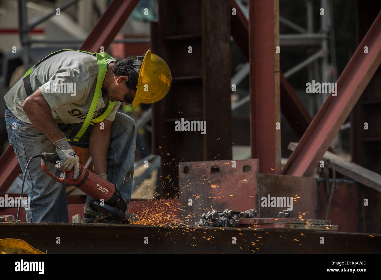 Arbeiter Mann Schleifen Metalleisen bei der Konstruktion. Hombre cortardo Metal hierro en construcción. Foto: Roberto Carlos Sánchez @rosanchezphoto Stockfoto