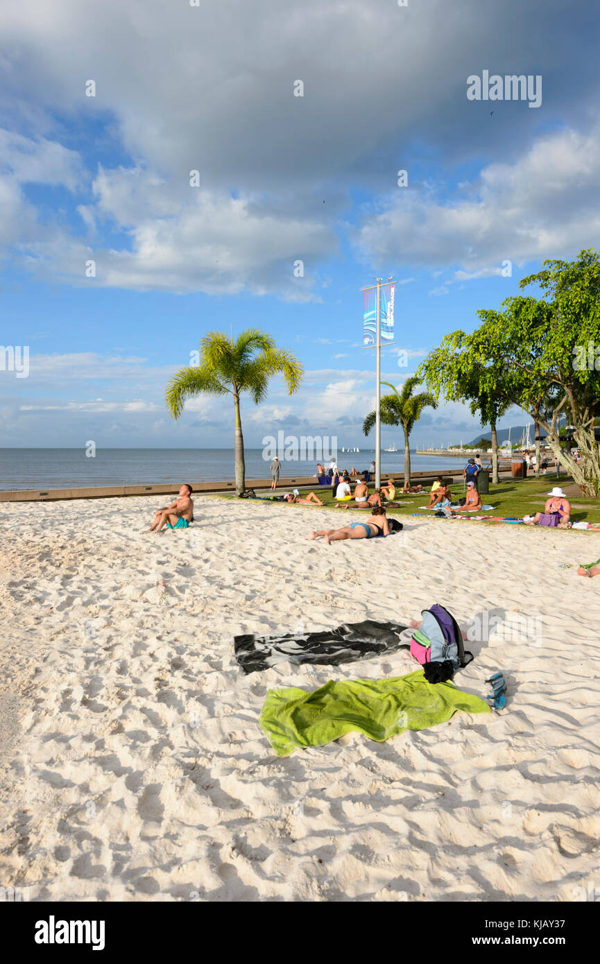 Menschen beim Sonnenbaden auf der künstliche Sandstrand an der Lagune auf der Esplanade, Cairns, Far North Queensland, FNQ, QLD, Australien Stockfoto