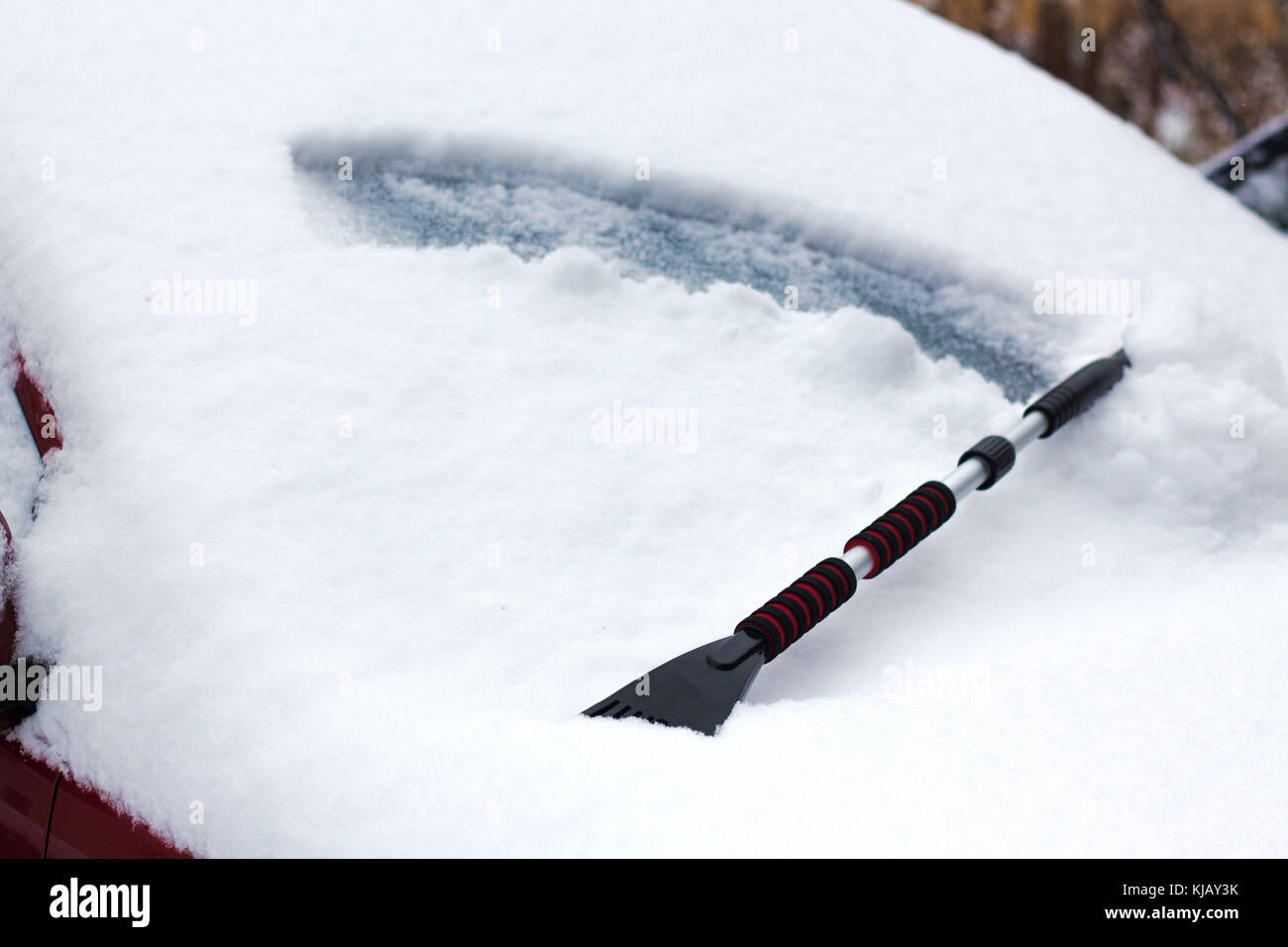 Reinigung Schnee vom Auto im Winter. Stockfoto