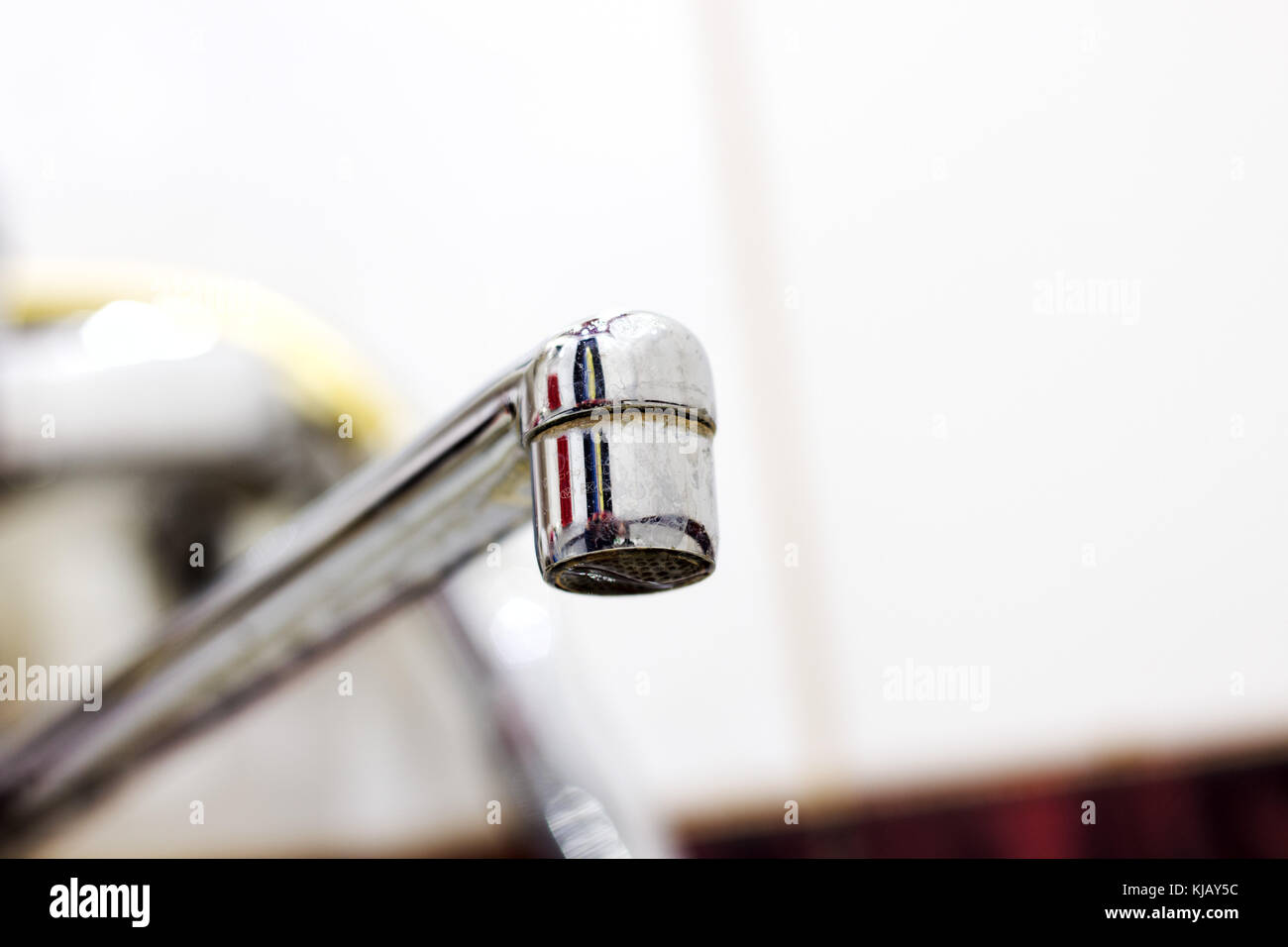 Tippen Sie auf Wasser im Badezimmer Stockfoto