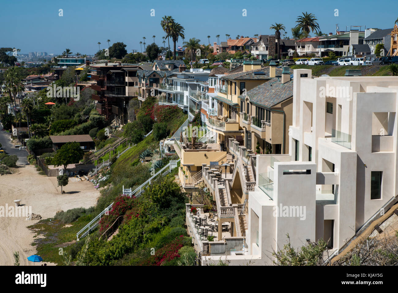 Newport Beach, Kalifornien. Die Viertel Corona Del Mar. Teure Häuser führen den Strand entlang des Pazifischen Ozeans. Stockfoto