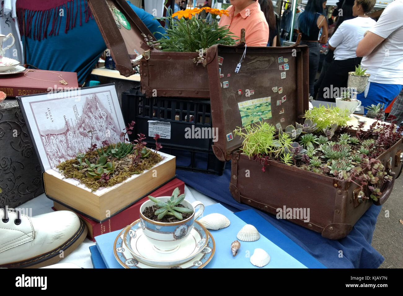 Vintage Töpfe auf Verkauf in einem Markt Stockfoto