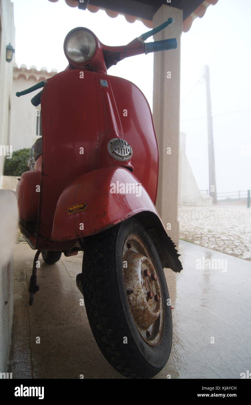 Red geparkte Roller Stockfoto