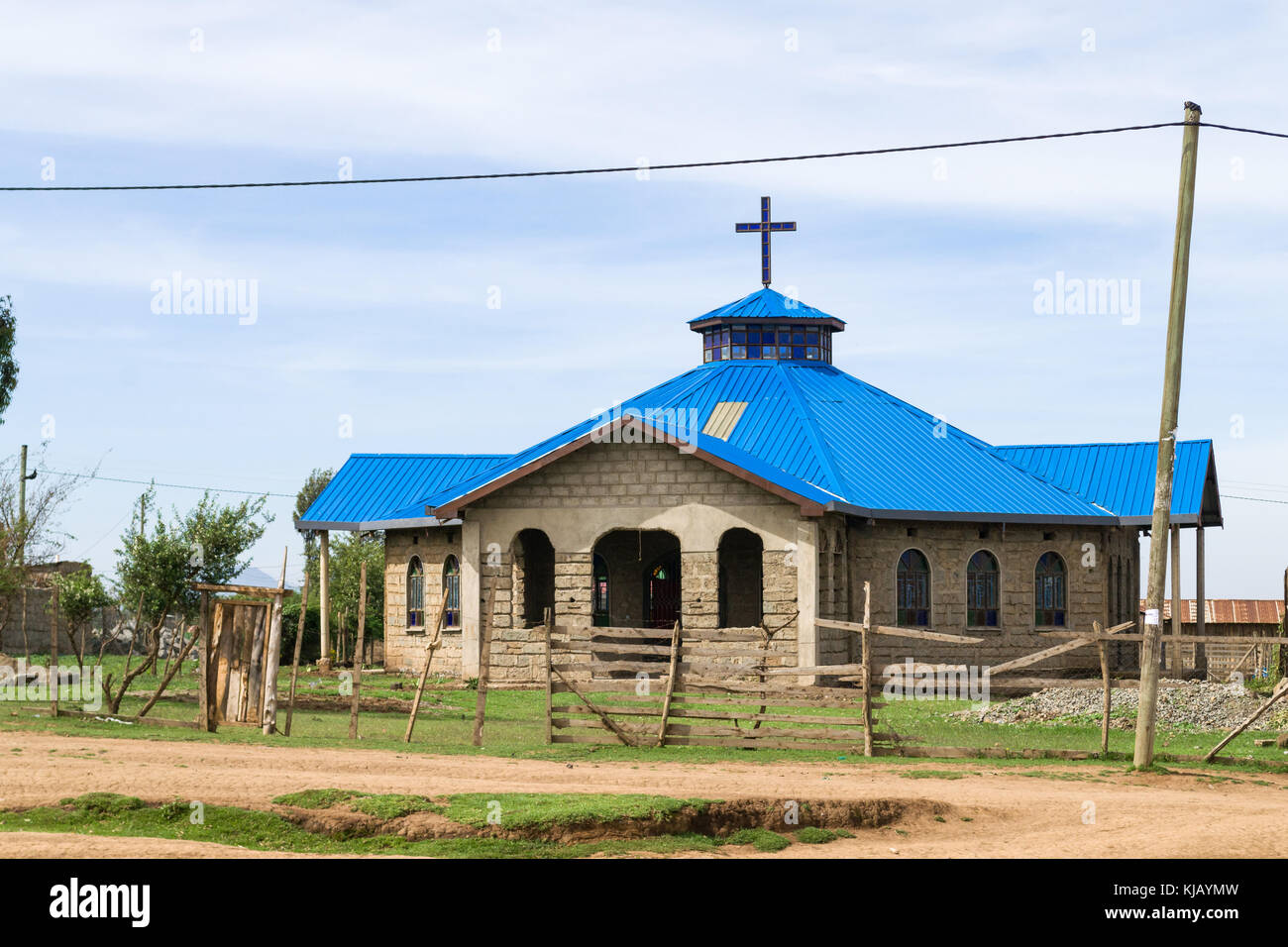 Eine kleine Straßenrand christliche Kirche mit blauem Dach, Kenia, Ostafrika Stockfoto
