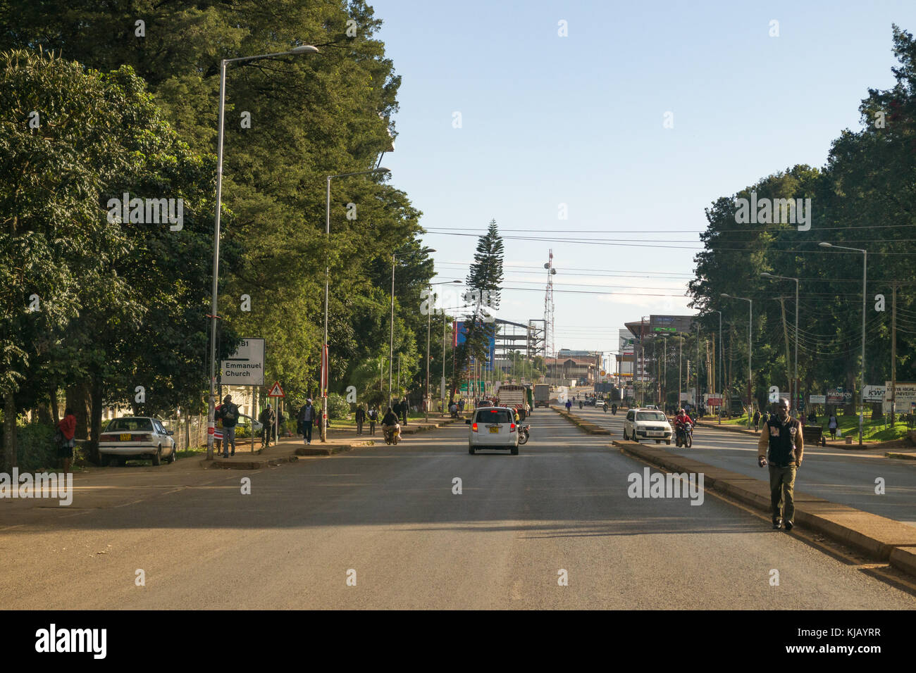 Die zweispurige Straße durch Kericho Stadt im westlichen Kenia, Ostafrika Stockfoto