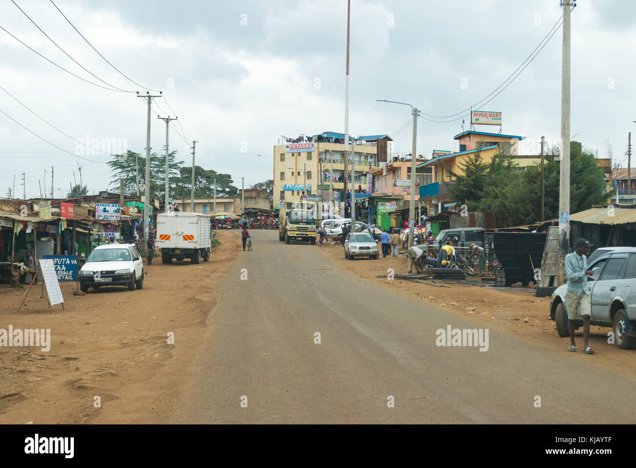 Stadt gachie Hauptstraße mit Menschen und Gebäude entlang es gefüttert, Kenia, Ostafrika Stockfoto
