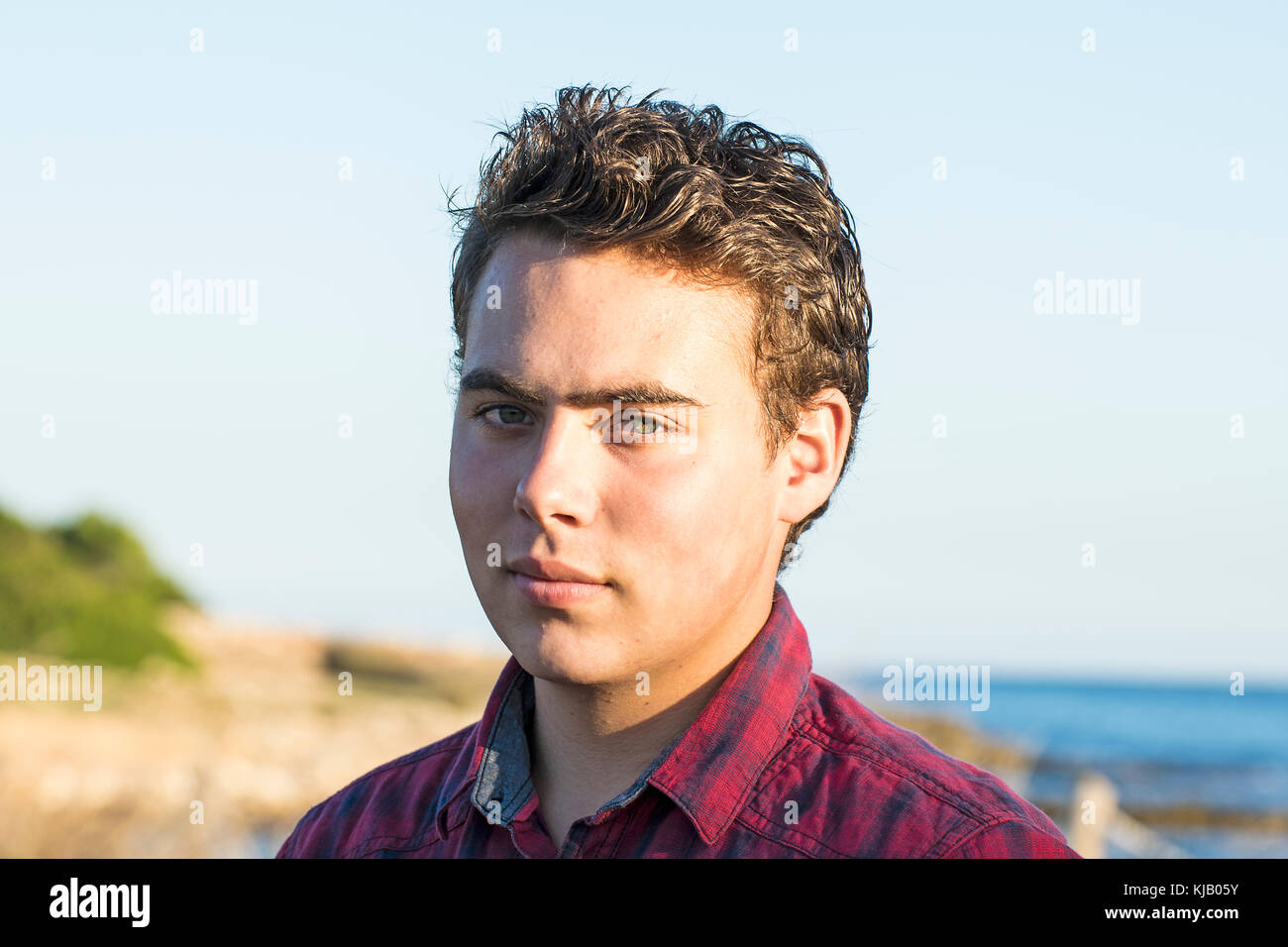 Hübscher junger Mann im Hemd, Meer im Hintergrund Stockfoto