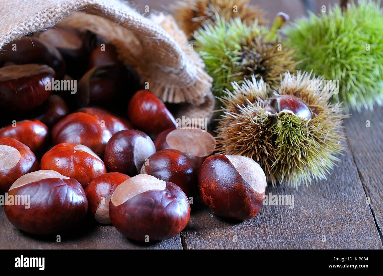 Kastanien auf hölzernen Tisch in der Küche. Stockfoto