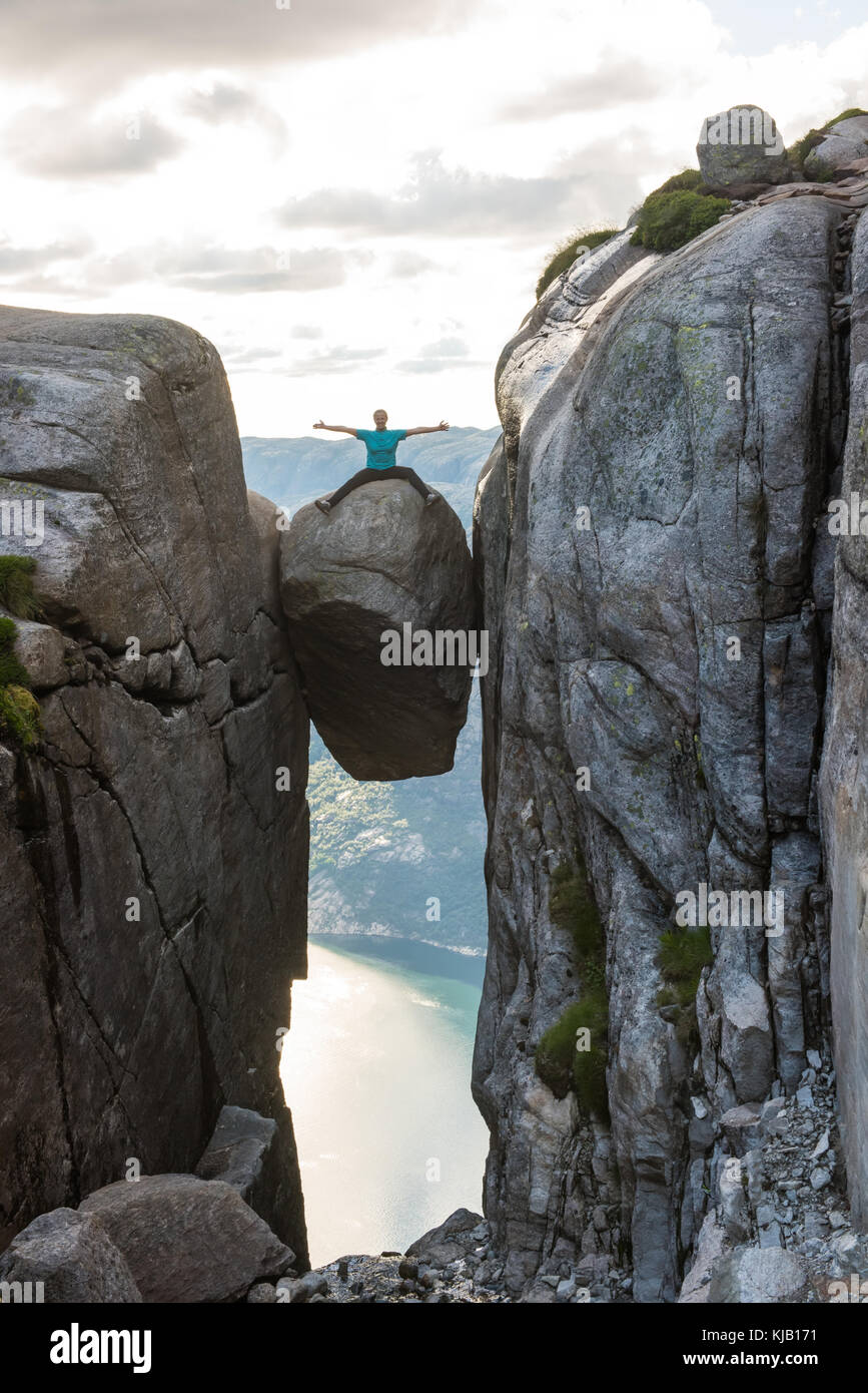 Frau auf kjeragbolten Reisen in Norwegen Stockfoto