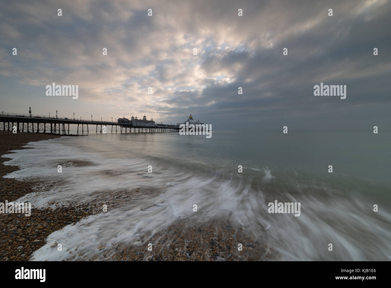 Eastbourne Pier bei Sonnenaufgang. Stockfoto