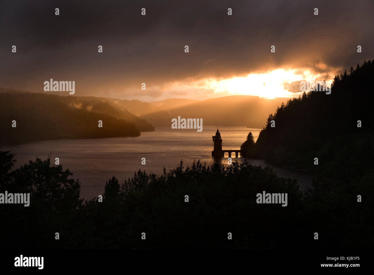 Dramatische Abend Licht über Lake Vyrnwy, Wales, UK als Sonne durch Gewitterwolken Stockfoto