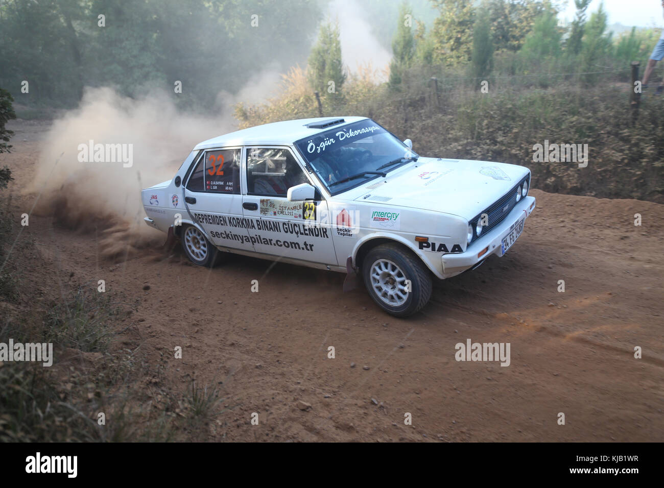 ISTANBUL, TÜRKEI - 09. SEPTEMBER 2017: Levent Gur fährt Fiat 131 bei der ISOK Istanbul Rally Stockfoto