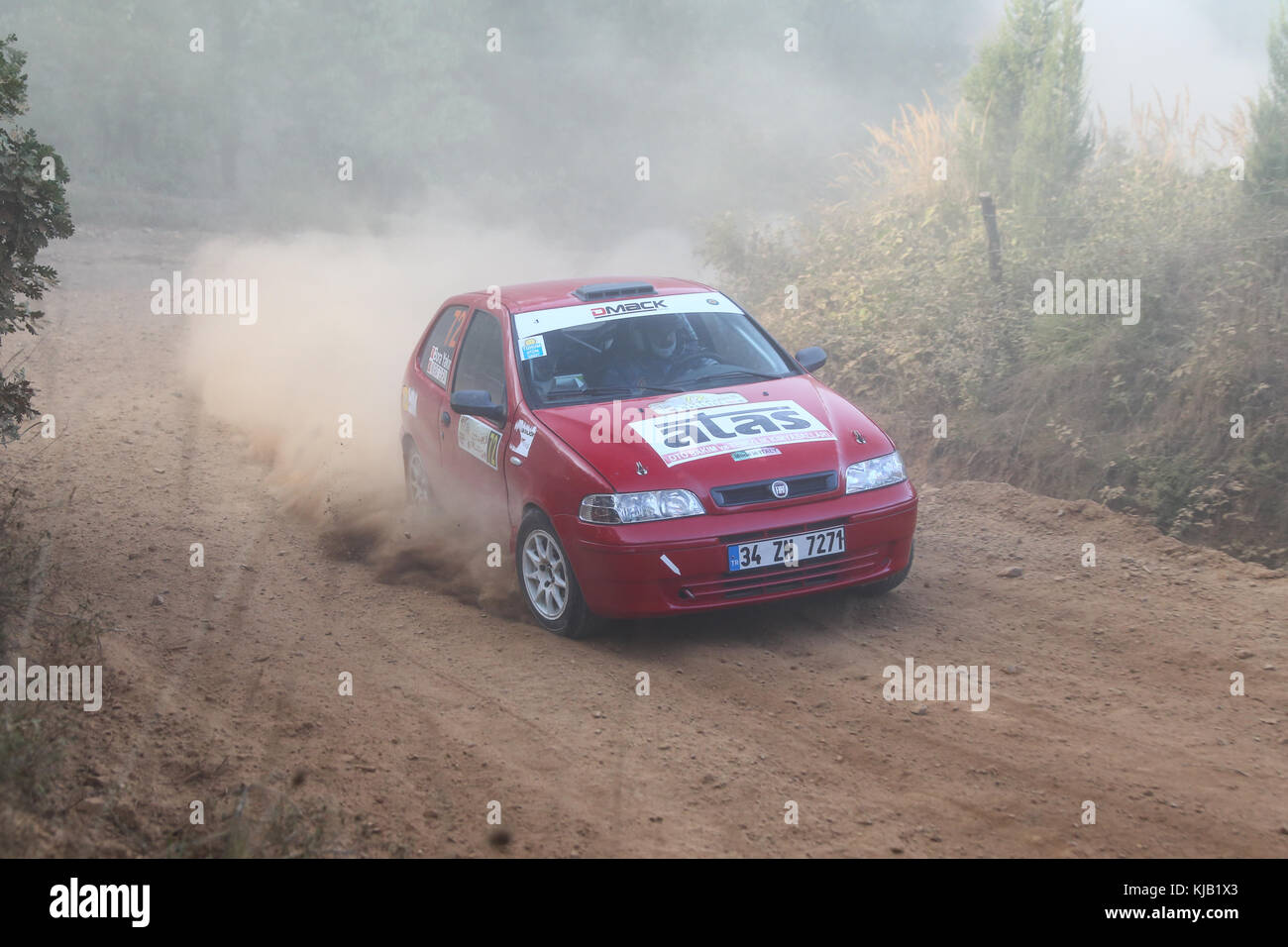 ISTANBUL, TÜRKEI - 09. SEPTEMBER 2017: Murat Giray fährt Fiat Palio bei der ISOK Istanbul Rally Stockfoto