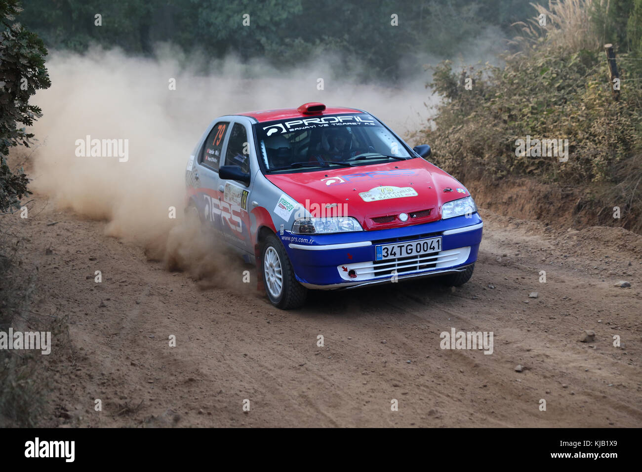 ISTANBUL, TÜRKEI - 09. SEPTEMBER 2017: Burcin Suer fährt Fiat Palio bei der ISOK Istanbul Rally Stockfoto