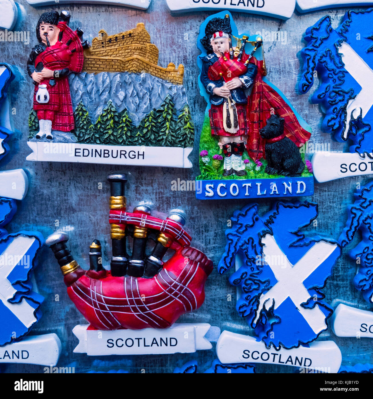 Touristische Kühlschrankmagnete mit schottischen Motiven zum Verkauf im Tourist Souvenir Shop in Edinburgh, Schottland, Vereinigtes Königreich. Stockfoto
