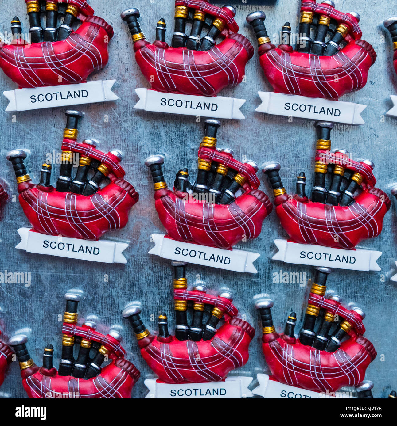 Touristische Kühlschrankmagnete mit schottischen Dudelsack zum Verkauf im touristischen Souvenirshop in Edinburgh, Schottland, Vereinigtes Königreich. Stockfoto