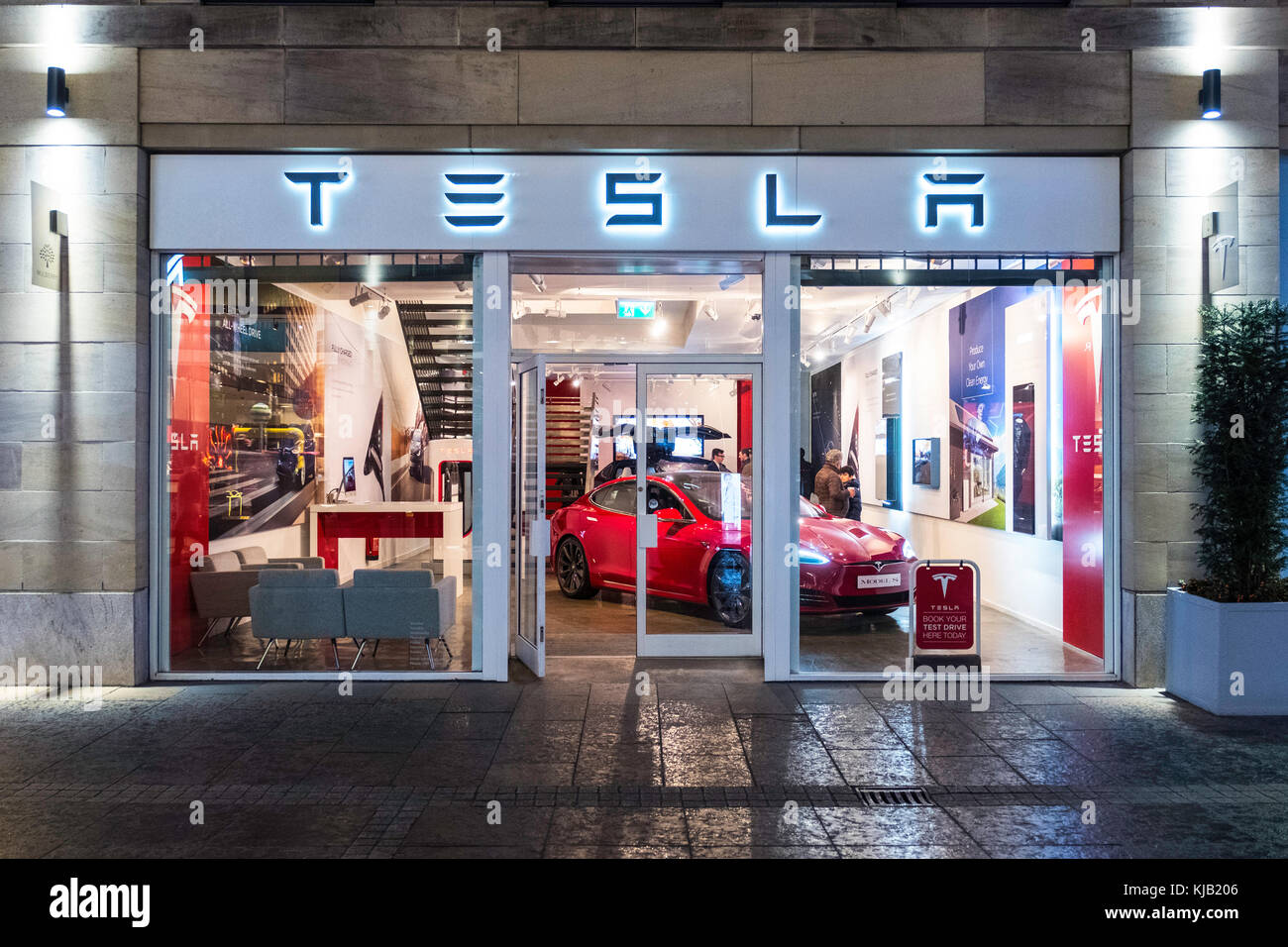 Tesla Showroom bei Nacht auf der Multrees Avenue in Edinburgh, Schottland, Großbritannien Stockfoto
