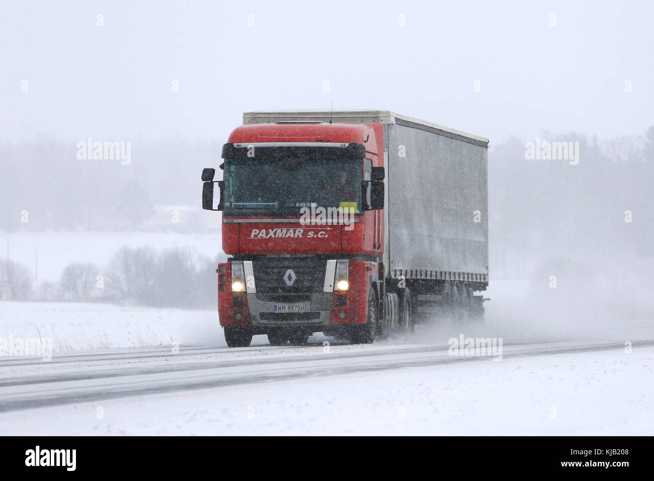 Salo, Finnland - 24. Februar 2017: red Renault Magnum semi truck transportiert die Güter bei starkem Schneefall im Süden Finnlands. Stockfoto