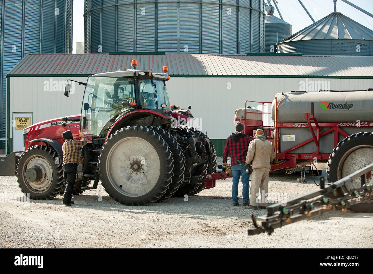 Bauer und seine Söhne die Vorbereitung einer Feldspritze auf dem Bauernhof der Familie in Blooming Prairie, Minnesota zu winterfest machen. Stockfoto