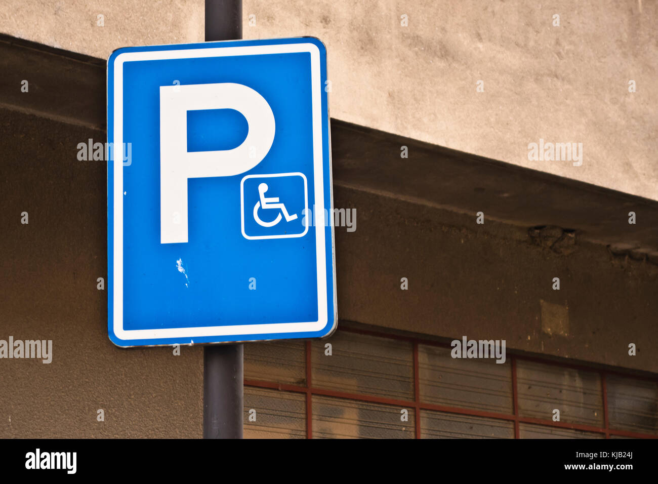 Behinderten Parkplatz Schild Stockfoto