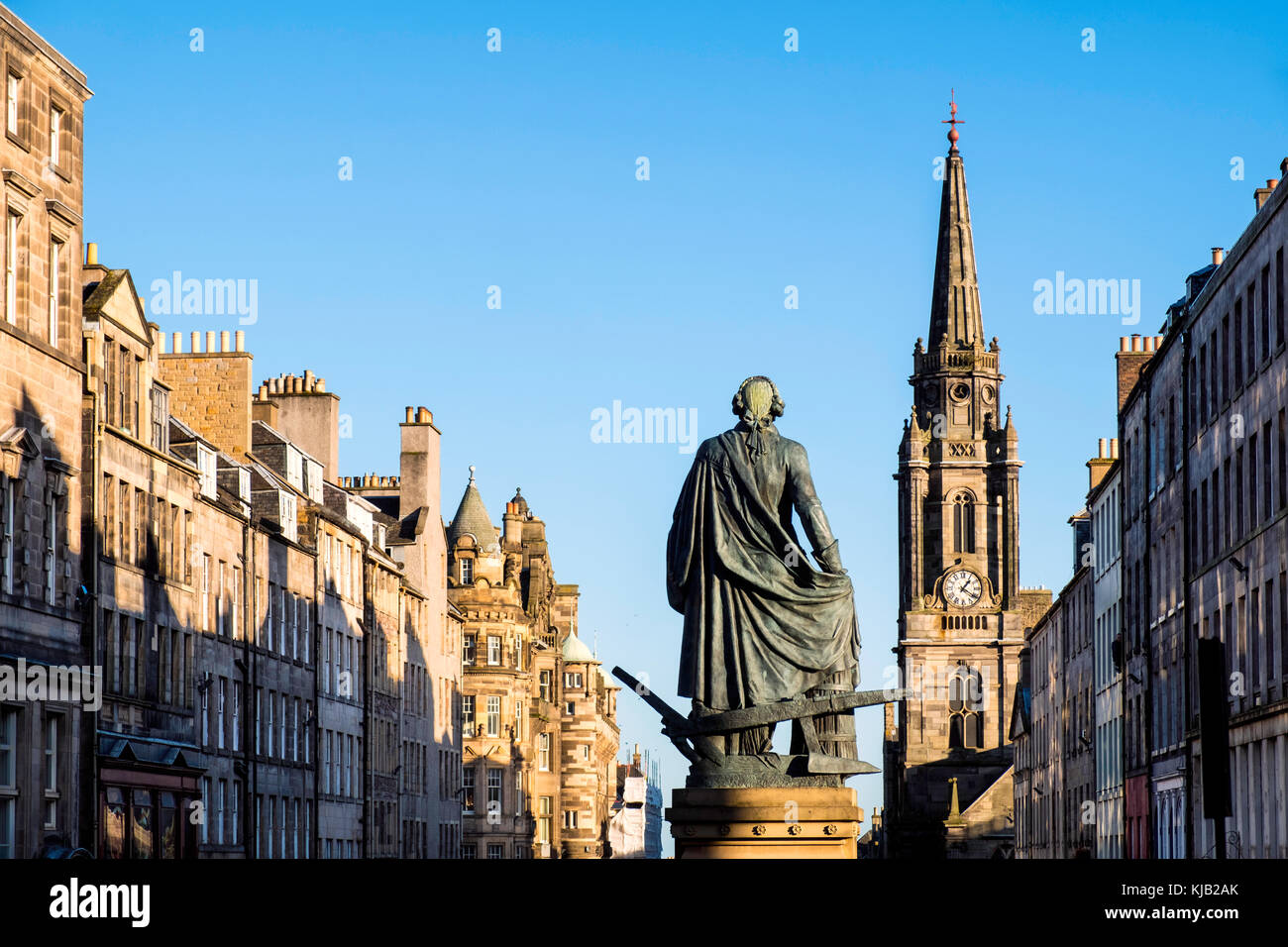 Blick auf die Statue von Adam Smith auf der Royal Mile in der Altstadt von Edinburgh, Schottland, Vereinigtes Königreich. Stockfoto