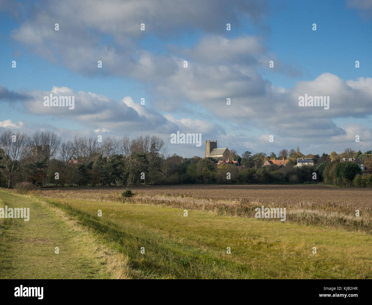 Blick zurück auf die Orford in Suffolk UK aus dem Fußweg entlang der Ufer des Flusses Orde, das Schloss und die Kirche Stockfoto