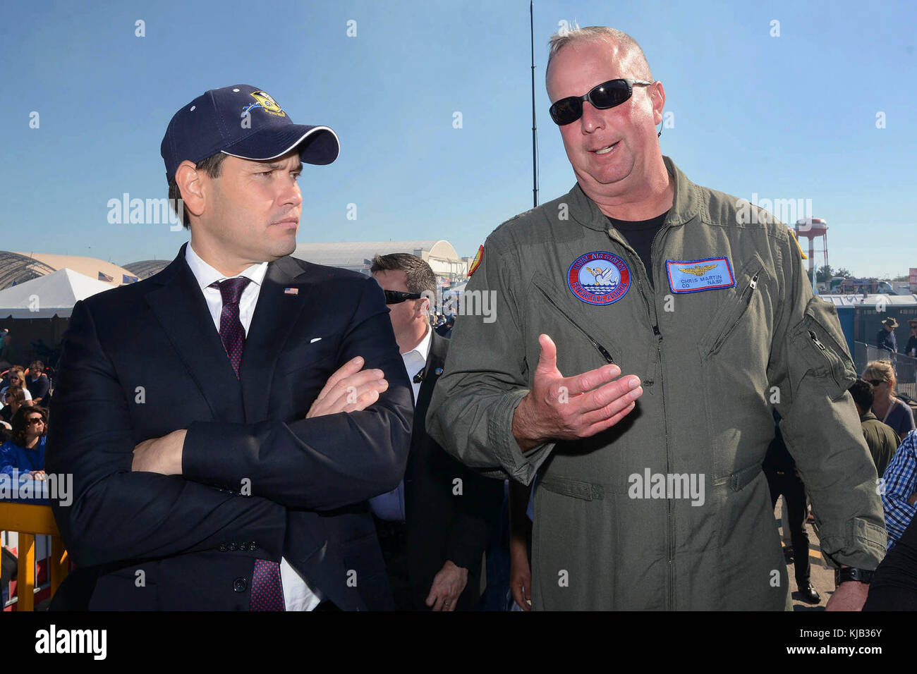 PENSACOLA, Florida (Nov. 10, 2017) - Commander, Naval Air Station (NAS) Pensacola, Kapitän Christopher Martin, erklärt Antenne Manöver der US-Senator Marco Rubio (R-FL), während der 2017 Naval Air Station (NAS) Pensacola Blue Angels Homecoming Airshow, 07.11.10. (US Navy Foto von Greg Mitchell/NAS Pensacola Public Affairs Office) Stockfoto