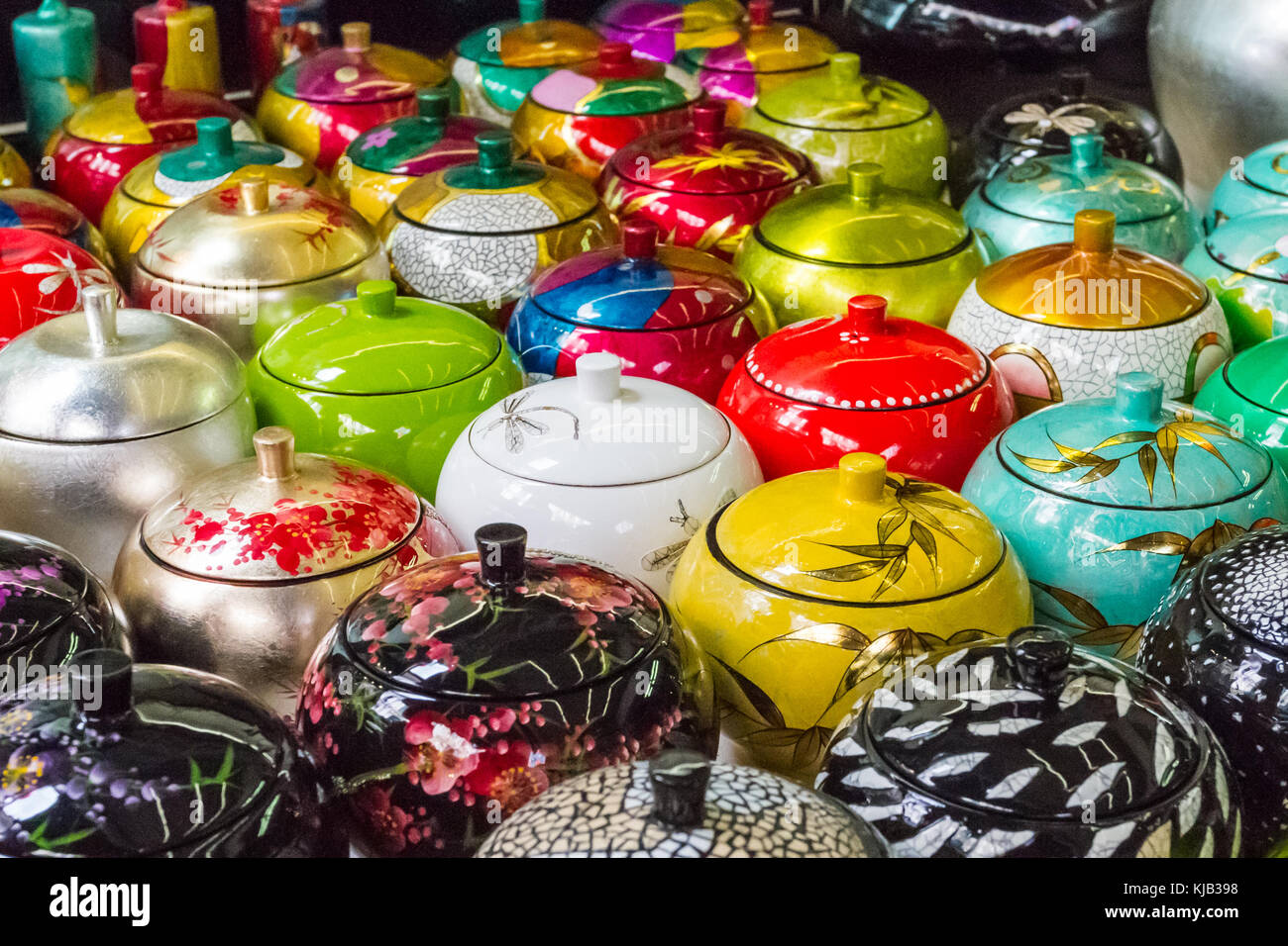 Schüsseln mit Deckel auf Verkauf in Chinatown von Singapur. Stockfoto