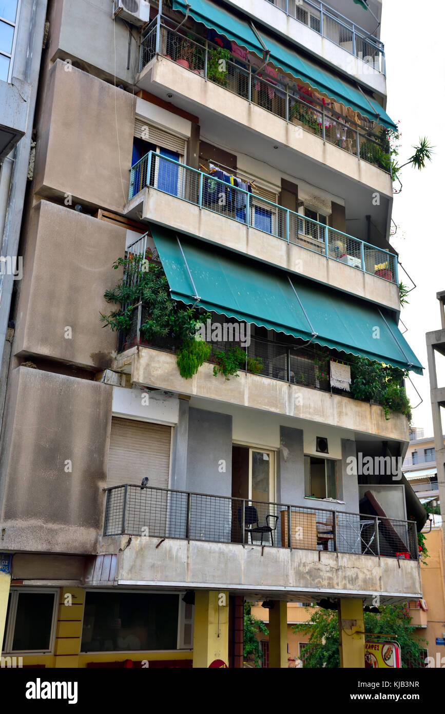 Hohes Apartmentgebäude mit Balkon im Zentrum von Athen, Griechenland, Achilleos Straße Stockfoto