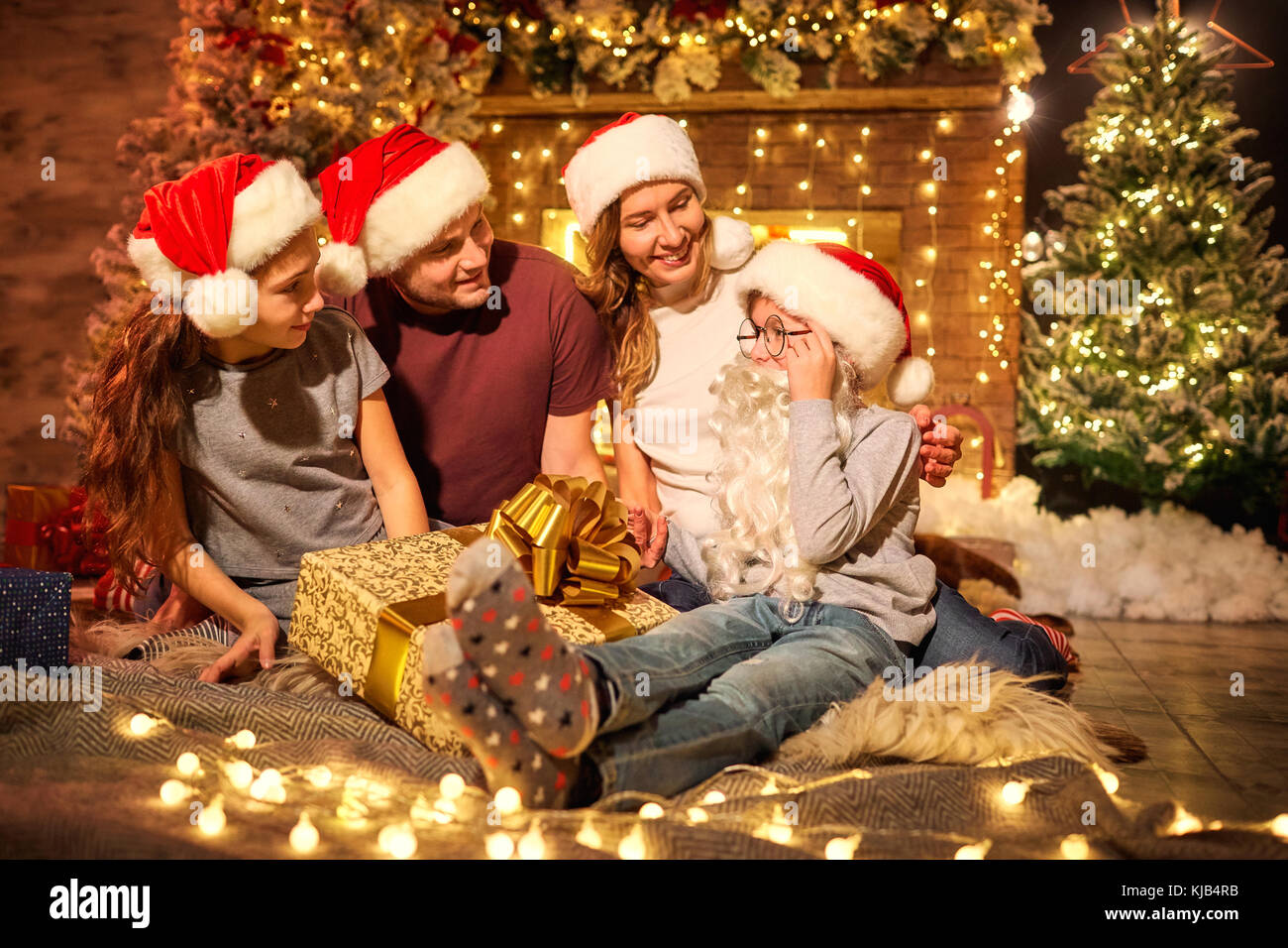 Glückliche Familie in einem Zimmer zu Weihnachten. Stockfoto