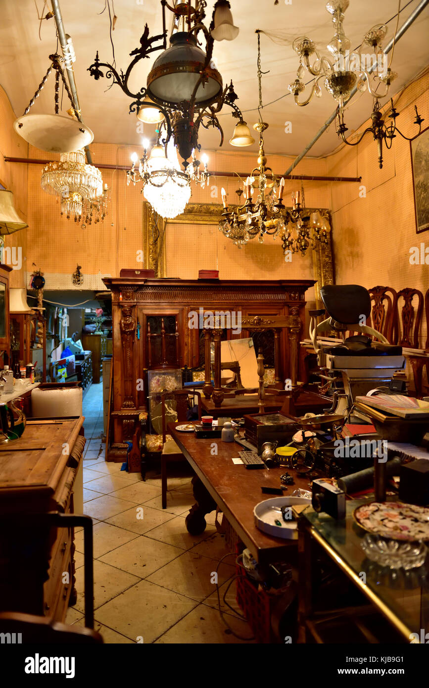 Im Antiquitätenladen mit Möbeln, bric-a-brac, Sammlerstücke aus der Ermou Straße Monastiriaki im Zentrum von Athen, Griechenland Stockfoto