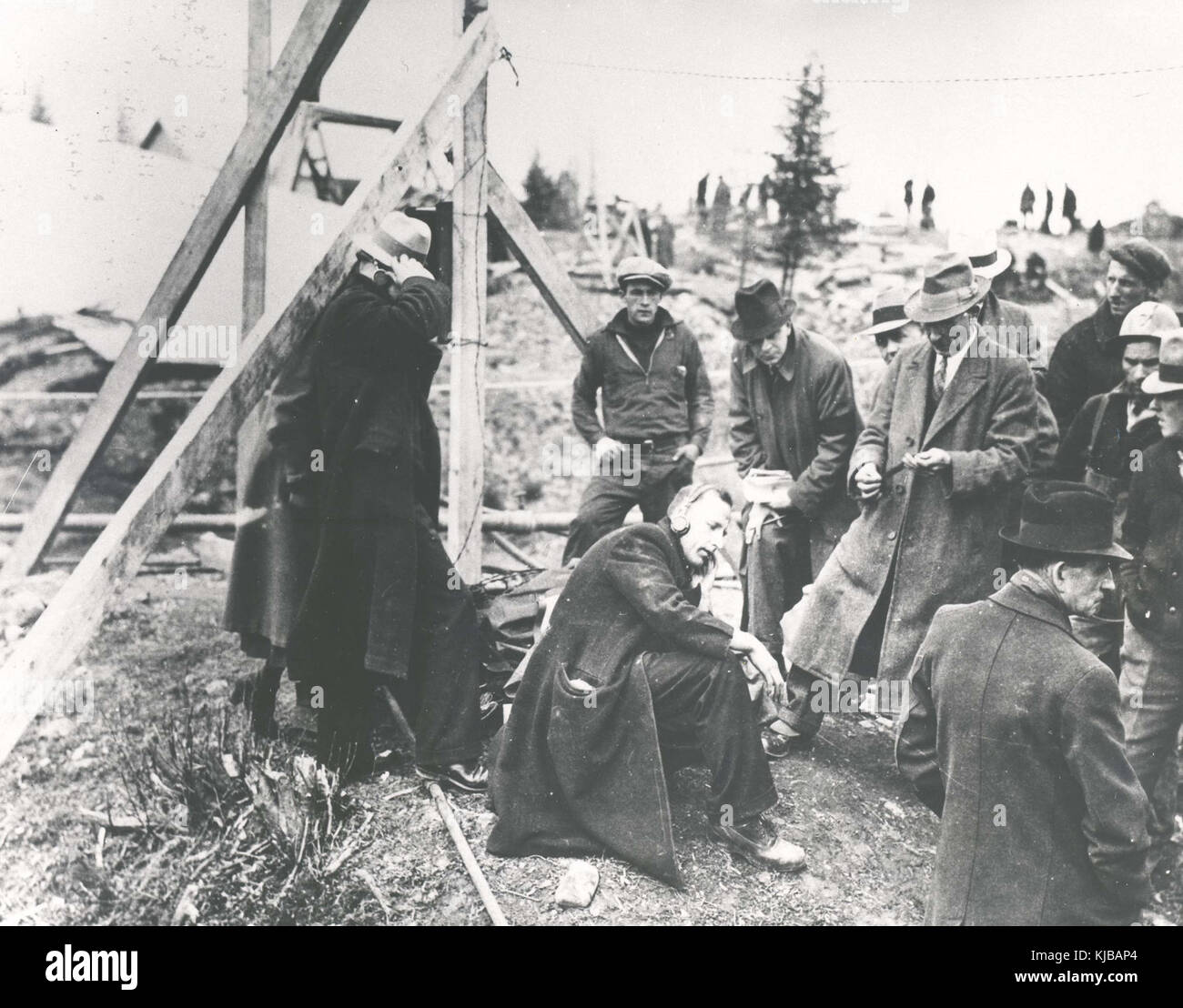 J. Allister Bowman, Bezirk anlage Betriebsleiter, Maritime Tel & Tel, mit Ohrhörer für Wort von entombed Männer in Moose River Mine Disaster, Nova Scotia, Kanada, April 1936 Stockfoto