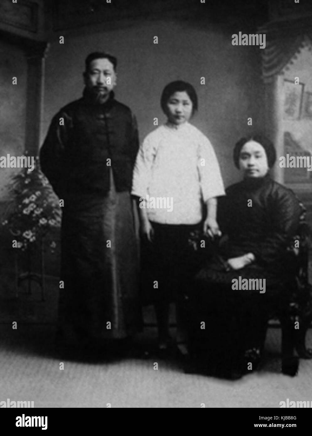 Ein Bild oder Werk, das Xiong Xiling zugeschrieben wird, einer Person oder einem Künstler, deren Beiträge oder Identität einen weiteren Kontext benötigen, um ihre Rolle oder Bedeutung zu definieren. Stockfoto Ein Bild oder Werk, das Xiong Xiling zugeschrieben wird, einer Person oder einem Künstler, deren Beiträge oder Identität einen weiteren Kontext benötigen, um ihre Rolle oder Bedeutung zu definieren. Stockfoto