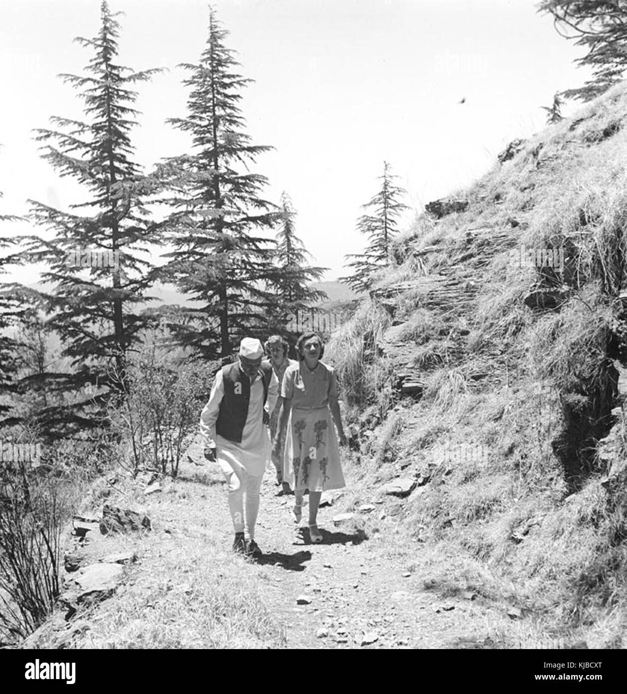 Premierminister Jawaharlal Nehru und Gräfin Mountbatten schlendern während Ihres Urlaub in Simla im Mai 1948 Stockfoto