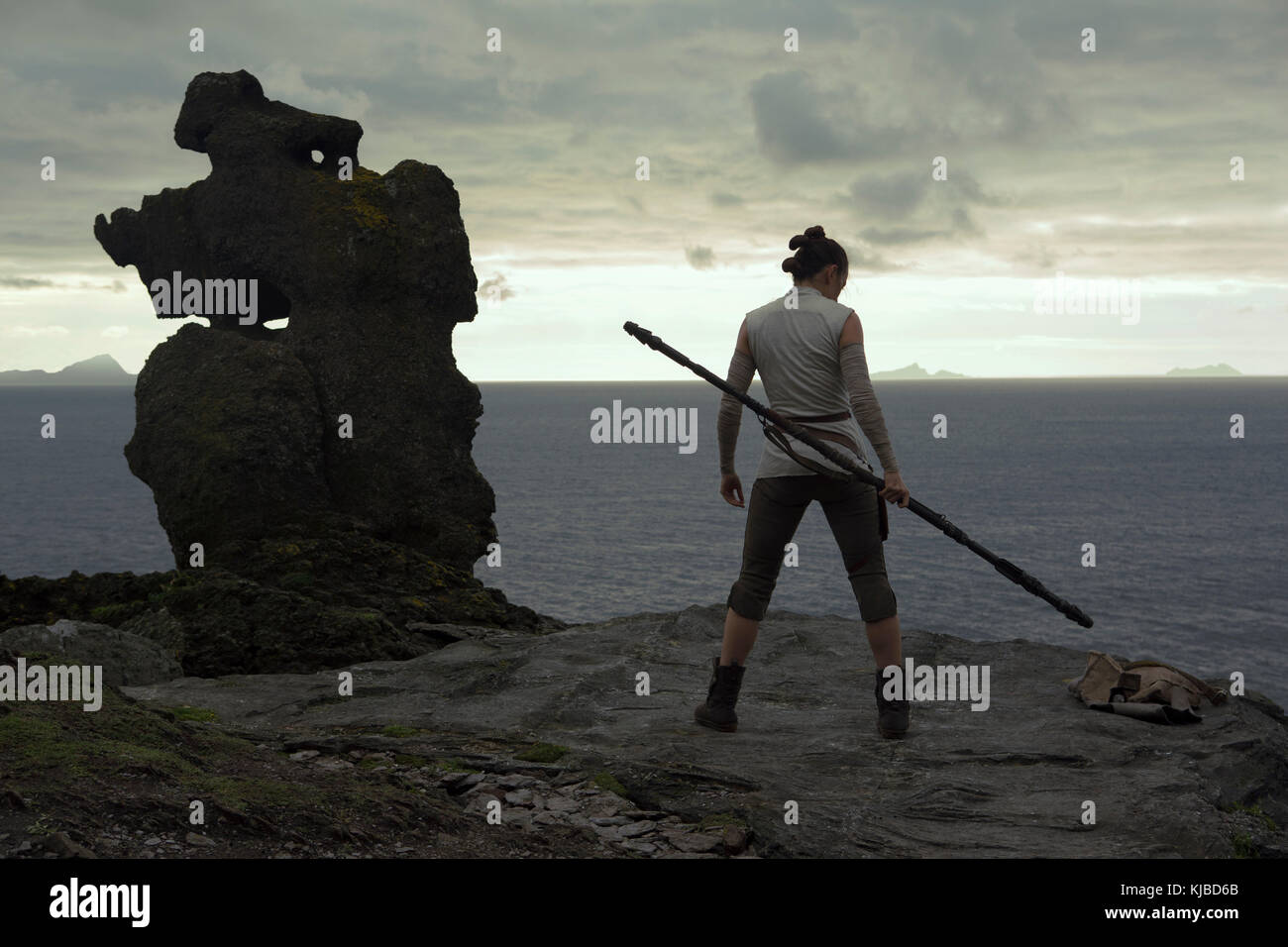 Erscheinungsdatum: Dezember 15, 2017 Titel: Star Wars: Der letzte Jedi STUDIO: Lucasfilm Regie: Rian Johnson PLOT: In ihrer ersten Schritte in eine größere Welt in Star Wars genommen: Die Kraft, weckt (2015), Rey setzt ihre epische Reise mit Finn, Poe und Luke Skywalker im nächsten Kapitel der Saga. In den Hauptrollen: Daisy Ridley als Rey. (Bild: © lucasfilm/Entertainment Bilder) Stockfoto