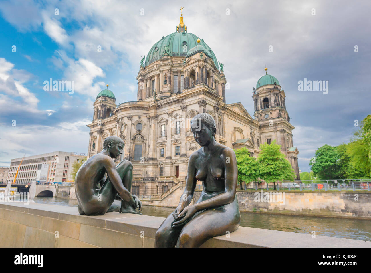 Der Berliner Dom, der Blick auf den Berliner Dom mit Detail der Statue Gruppe mit dem Titel drei Mädchen und ein Junge im Vordergrund, Mitte, Deutschland Stockfoto