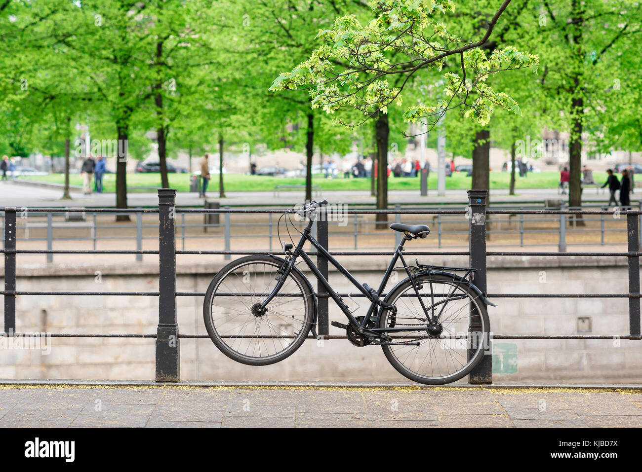 Schwarzes Fahrrad, Ansicht eines schwarzen Fahrrads, das an Geländer in der Nähe des Lustgartens in Berlin, Deutschland, Europa, angekettet ist Stockfoto