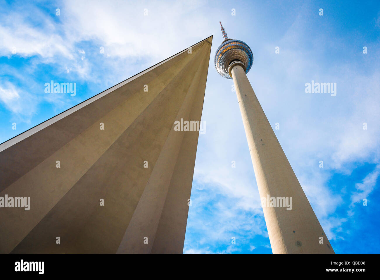Berliner Architektur, Boden aus Sicht der 365 Meter hohe Fernsehturm Turm und seine base Gebäude im Bezirk Alexanderplatz, Berlin, Deutschland Stockfoto