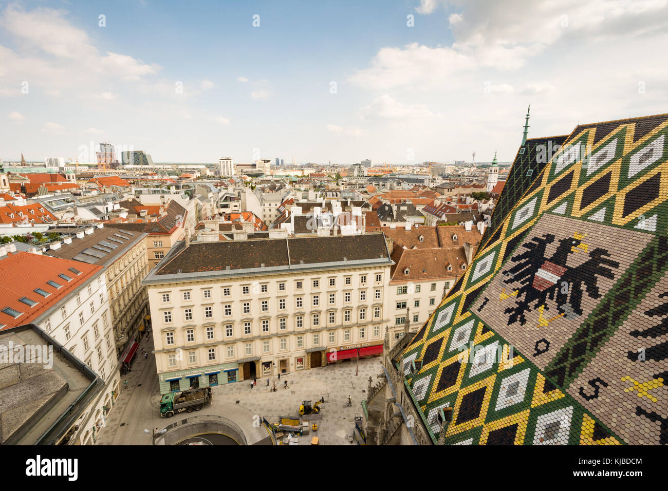 WIEN, ÖSTERREICH - AUGUST 28: Stephansdom und Luftaufnahme über das Stadtbild von Wien, Österreich am 28. August 2017. Foto von der nach Stockfoto WIEN, ÖSTERREICH - AUGUST 28: Stephansdom und Luftaufnahme über das Stadtbild von Wien, Österreich am 28. August 2017. Foto von der nach Stockfoto