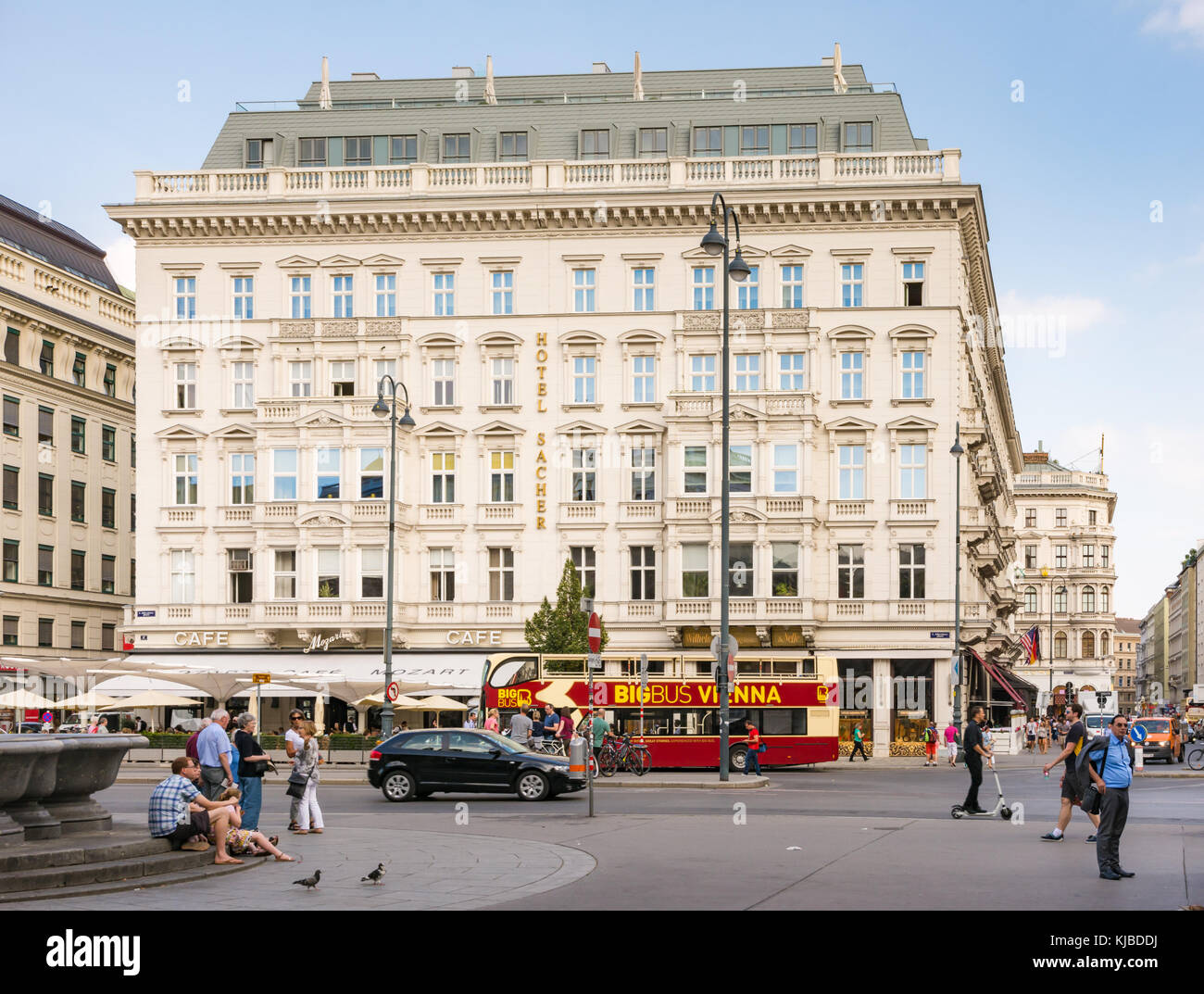 WIEN, ÖSTERREICH - 28. AUGUST: Touristen im Hotel Sacher in Wien, Österreich am 28. August 2017. Es ist berühmt für die Spezialität des Hauses, das Sa Stockfoto