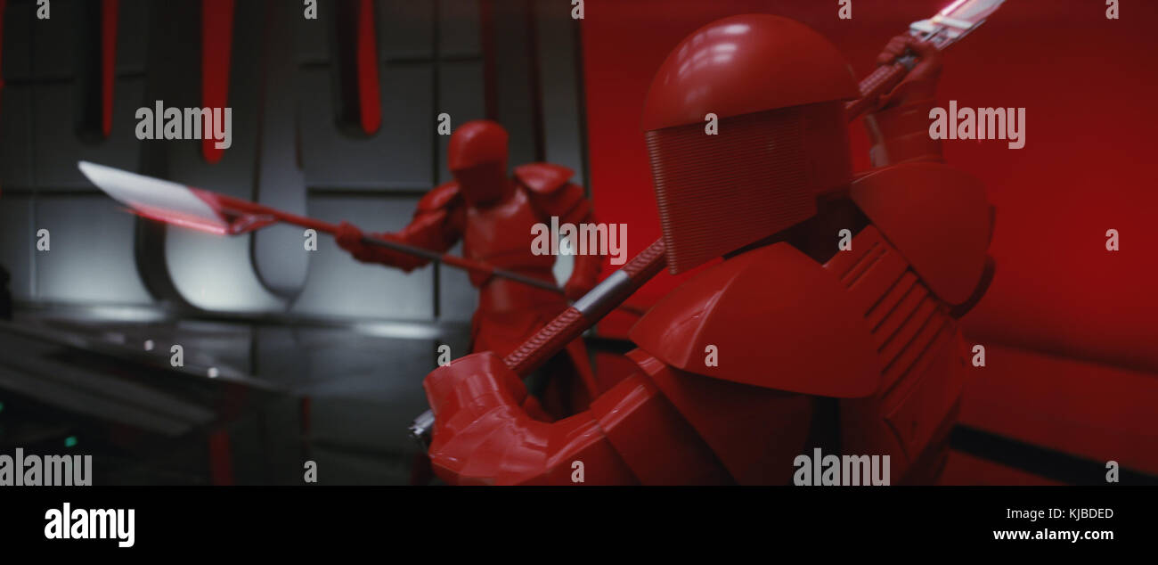 ERSCHEINUNGSDATUM: 15. Dezember 2017 TITEL: Star Wars: Das Letzte JEDI-STUDIO: LUCASFILM-REGISSEUR: Rian Johnson PLOT: Nachdem sie in Star Wars ihre ersten Schritte in eine größere Welt unternommen hatte: Die Kraft Erwacht (2015), Rey setzt ihre epische Reise mit Finn, PoE und Luke Skywalker im nächsten Kapitel der sage fort. Hauptdarstellerin: Praetorian Guards. (Bild: © Lucasfilm/Entertainment Pictures) Stockfoto