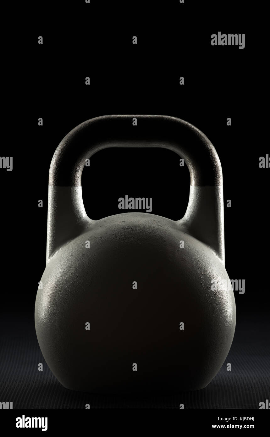 Seite beleuchtet Wettbewerb kettlebell Silhouette auf ein Krafttraining Gym, mit potenziellen text/Schreiben/kopieren Raum auf und über kettlebell Stockfoto