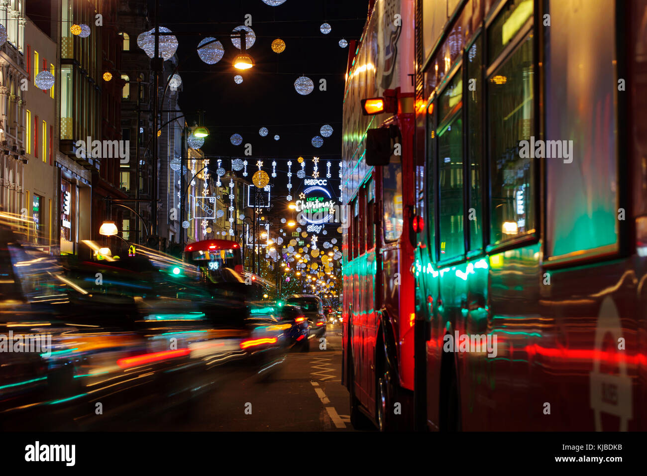 London, UK, November 17th, 2017: Weihnachtsbeleuchtung in der Oxford Street; saisonale Lichter werden über belebten Einkaufsgegend von Central London angezeigt. Stockfoto