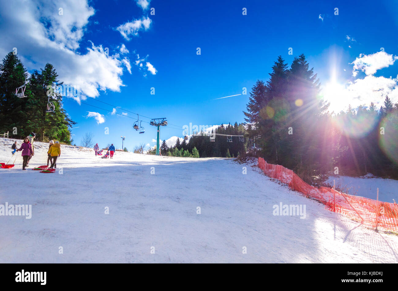 Familie viel Spaß mit Ski Fahrzeuge bei pertouli Ski Center, Trikala, Griechenland am 27. Dezember 2016. Stockfoto