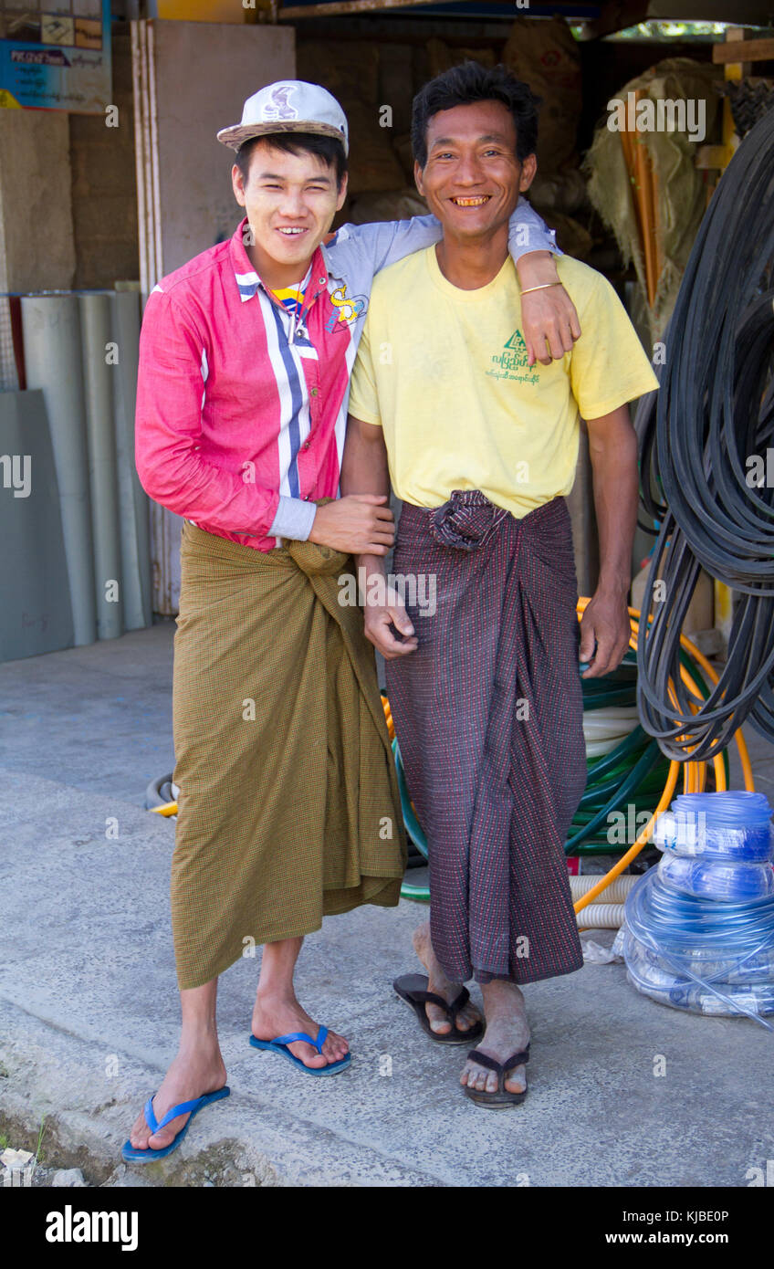 Die burmesische Männer stehen vor einem Geschäft auf yone Gyi Straße in der touristischen Stadt von nyaungshwe, Myanmar in der Nähe Inle See Inle See ist eine wichtige touristische attra Stockfoto